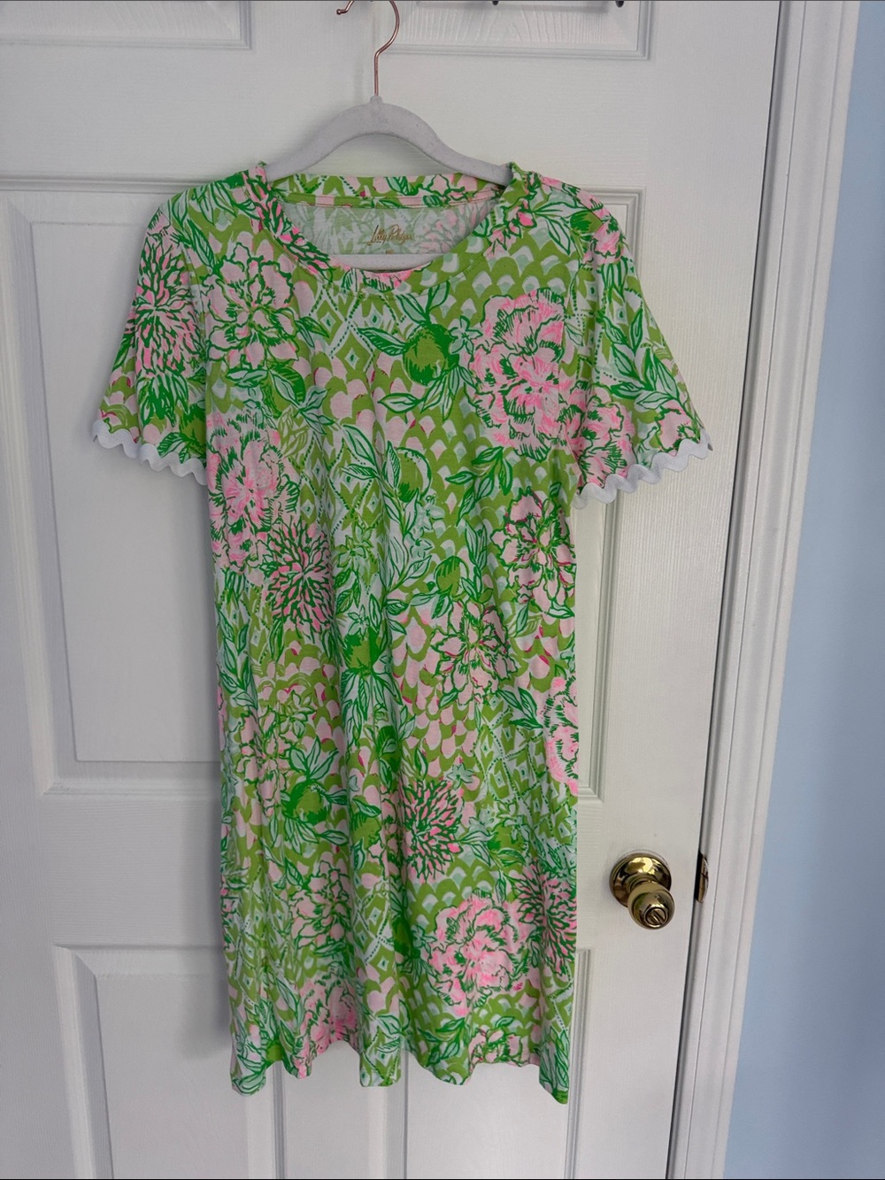 Floral Short Sleeve Shift Dress in Green and Pink